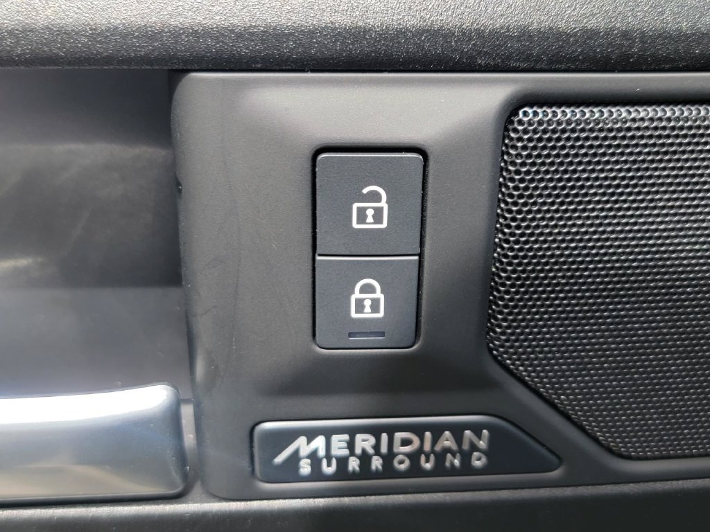 Used 2025 Land Rover Defender 110 V8 AWD/4WD image 32