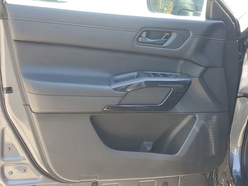 Used 2024 Nissan Pathfinder SV image 8