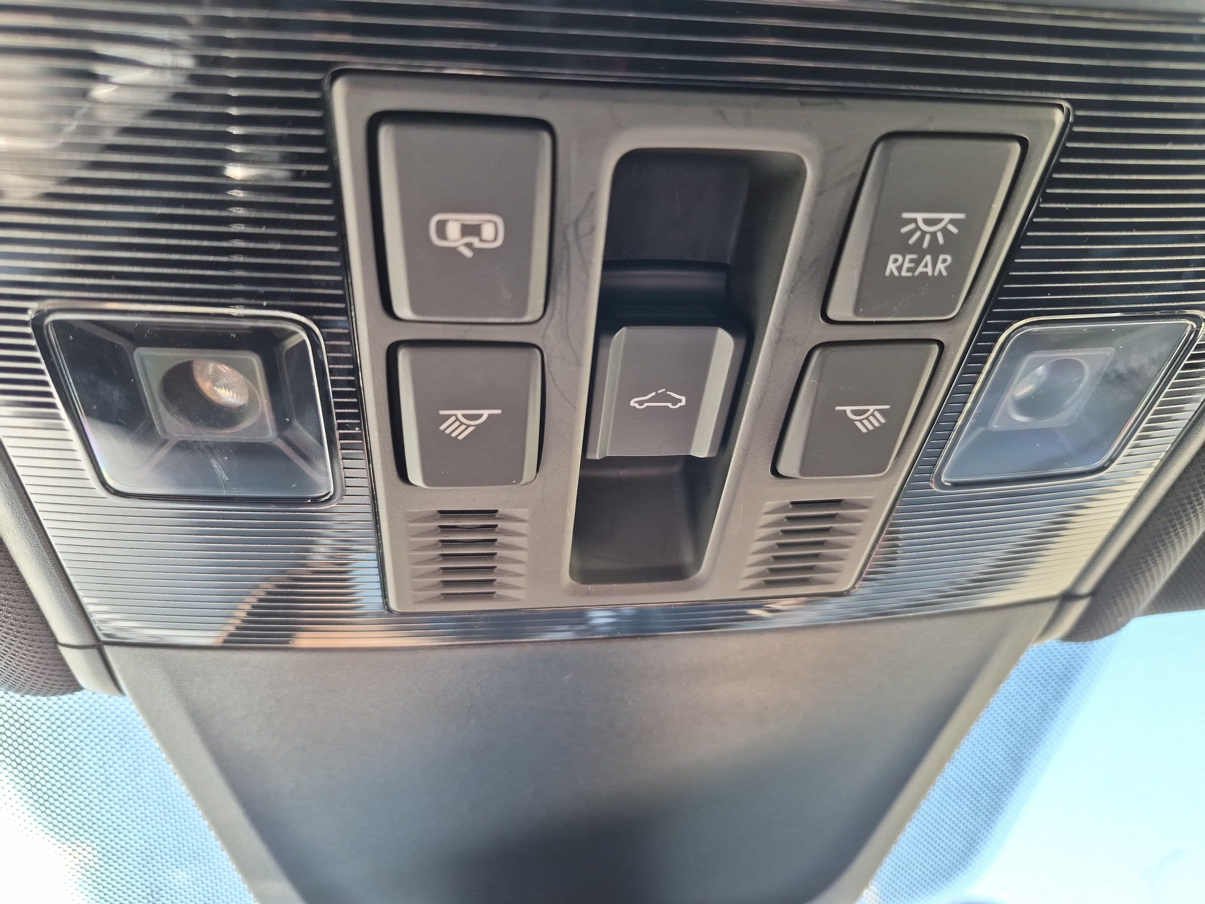 Used 2022 Volkswagen Tiguan SEL R-Line AWD/4WD image 28