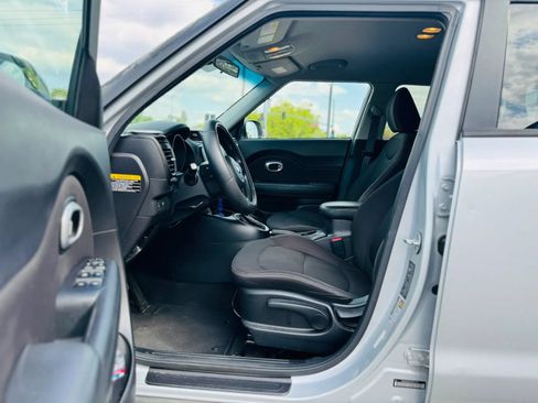 Used 2016 Kia Soul FWD image 10