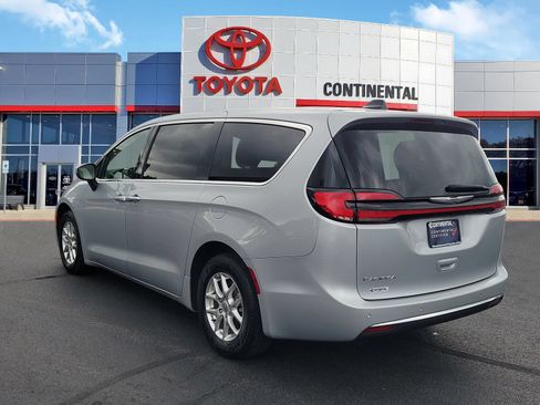 Used 2023 Chrysler Pacifica Touring-L FWD image 4