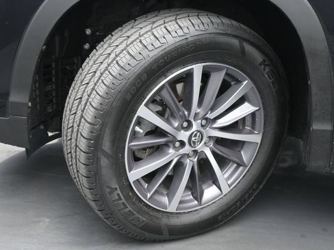 Used 2019 Toyota Highlander XLE FWD image 20