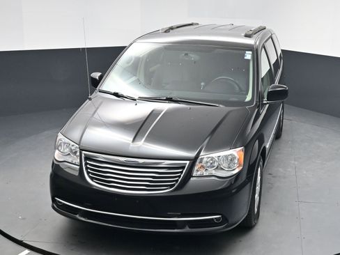 Used 2015 Chrysler Town & Country Touring image 9