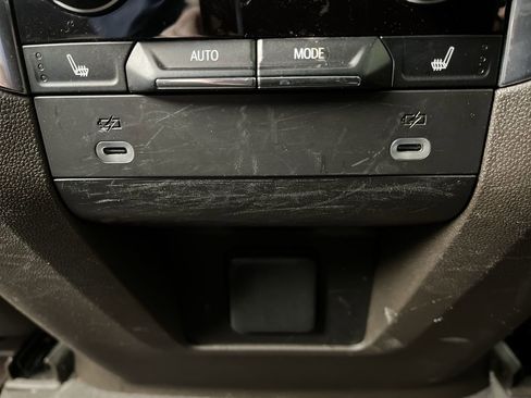 Used 2023 Chevrolet Suburban LT w/ Luxury Package image 12