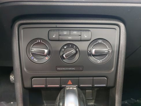 Used 2013 Volkswagen Beetle TDI FWD image 22