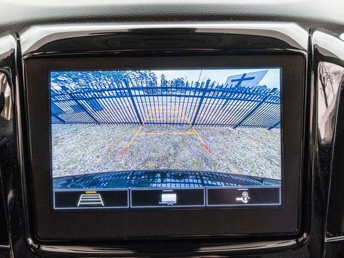 Used 2021 Chevrolet Traverse LT image 19