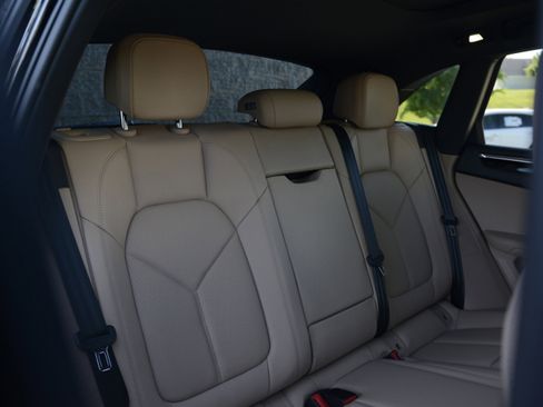 Certified 2025 Porsche Macan AWD/4WD image 36