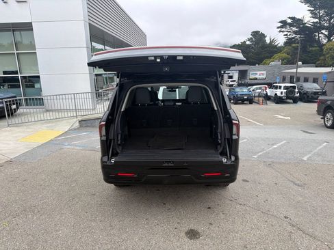Used 2025 Lincoln Navigator Reserve AWD/4WD image 9