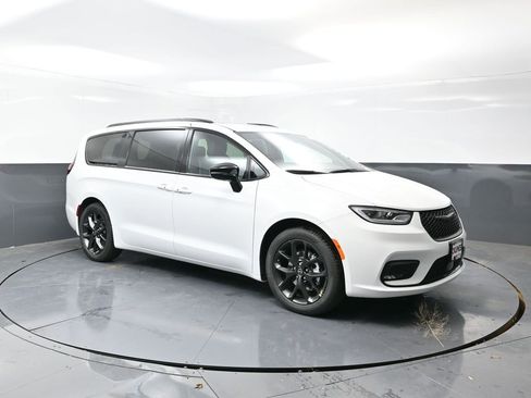 New 2026 Chrysler Pacifica Limited w/ S Appearance Package image 5