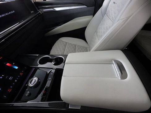 Used 2025 Cadillac Escalade V image 37