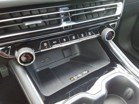 Certified 2024 Chevrolet Traverse RS FWD image 33