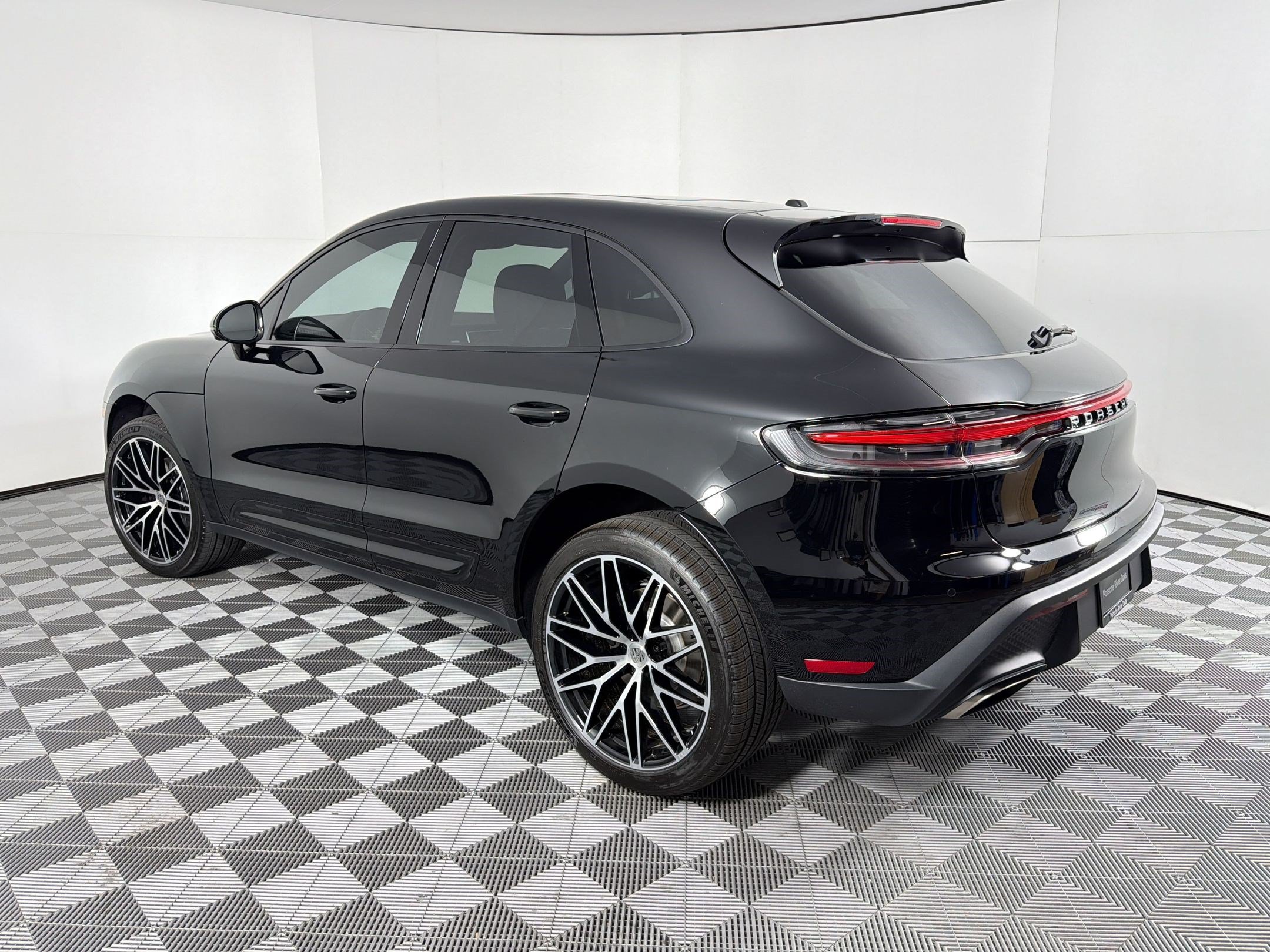 Used 2026 Porsche Macan AWD/4WD image 3