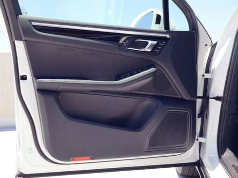 Certified 2025 Porsche Macan AWD/4WD image 13