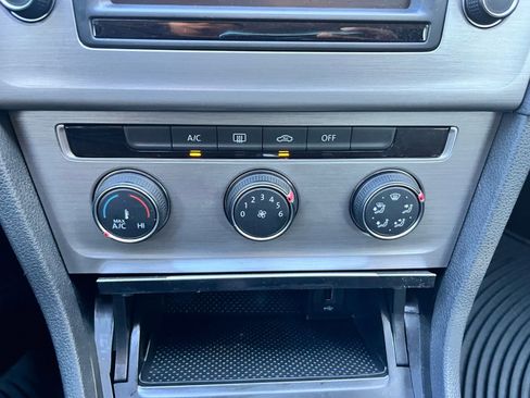 Used 2016 Volkswagen Golf S image 22