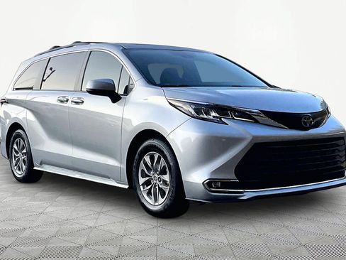Certified 2023 Toyota Sienna XLE FWD image 3