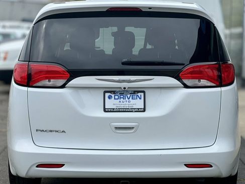 Used 2017 Chrysler Pacifica LX w/ Tire & Wheel Group FWD image 4