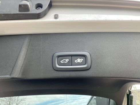 Used 2025 Volvo XC40 B5 Core image 38