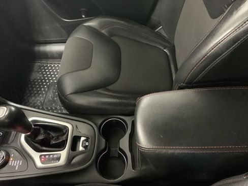 Used 2018 Jeep Cherokee Trailhawk w/ Cold Weather Group AWD/4WD image 45