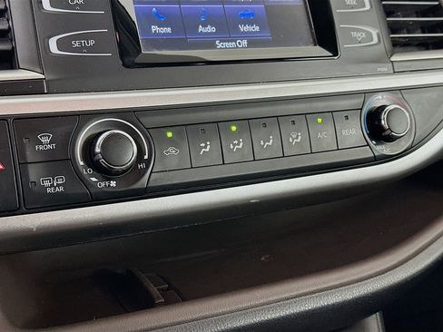 Used 2018 Toyota Highlander LE image 23
