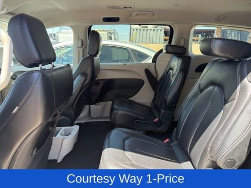 Used 2023 Chrysler Pacifica Touring-L FWD image 9