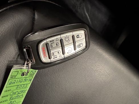 Used 2023 Chrysler Pacifica Touring-L w/ S Appearance Package image 10