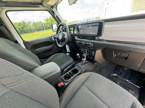 Used 2024 Jeep Gladiator Sport AWD/4WD image 32