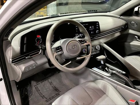 Used 2022 Hyundai Elantra SE image 18
