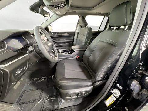 Used 2023 Jeep Grand Cherokee Laredo image 19