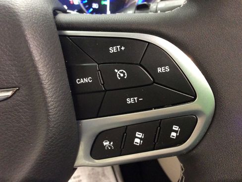 Used 2024 Chrysler Pacifica Touring-L image 24