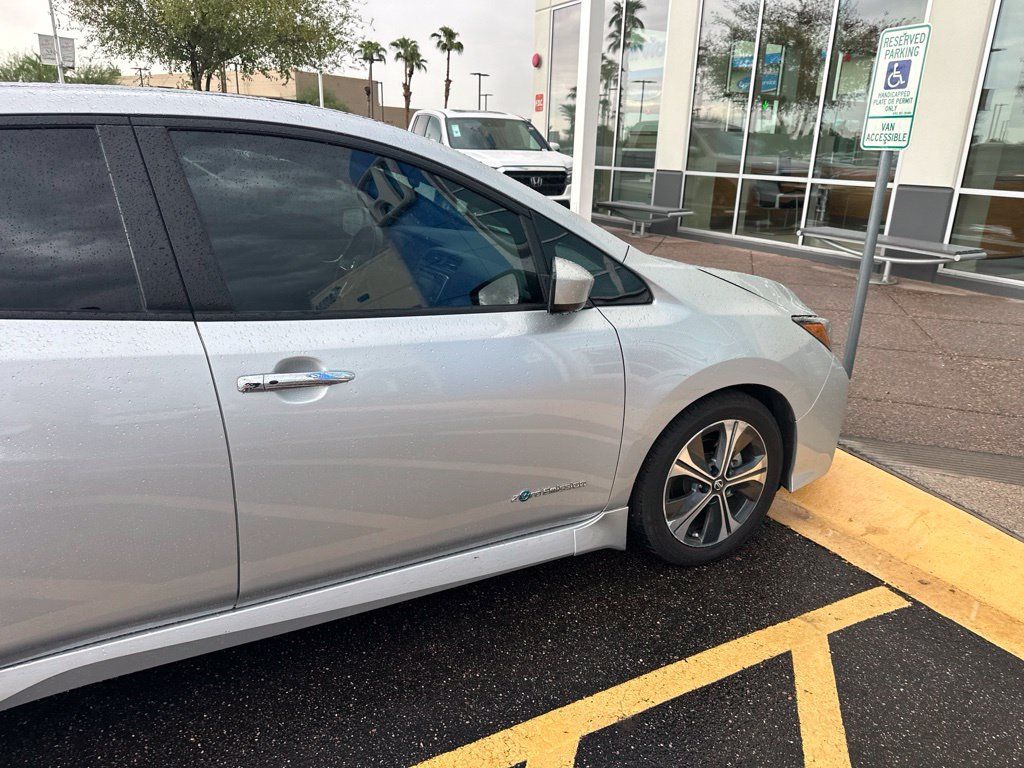 Used 2018 Nissan Leaf SV FWD image 4