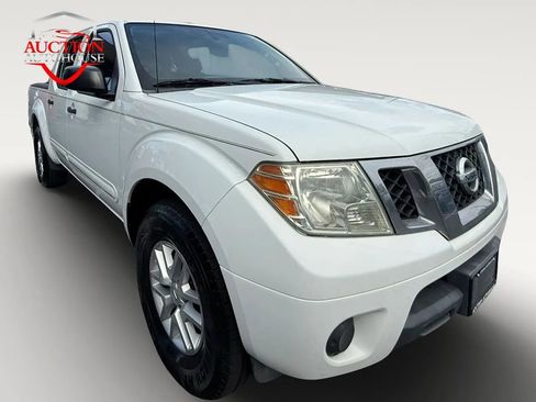 Used 2015 Nissan Frontier SV RWD image 3