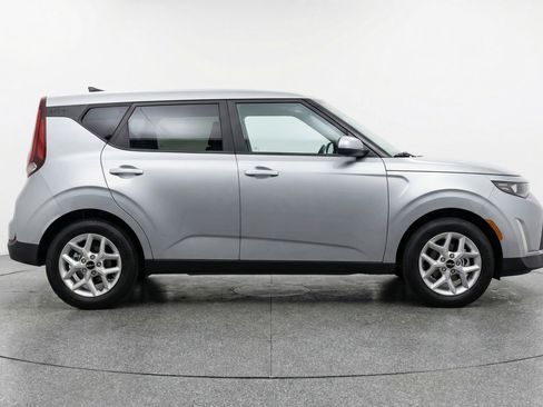 Used 2025 Kia Soul LX w/ LX Technology Package FWD image 11