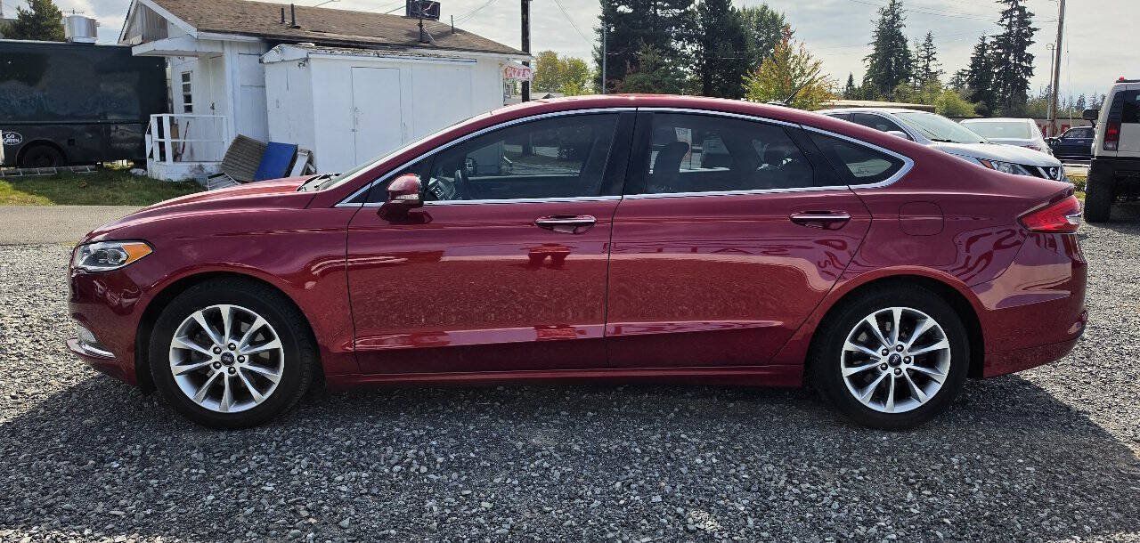 Used 2017 Ford Fusion SE w/ Fusion SE Technology Package FWD image 4