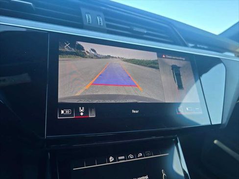 Used 2023 Audi e-tron Premium Plus w/ Premium Plus Package image 30