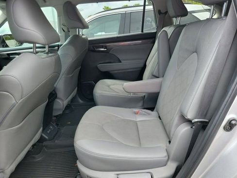 Used 2023 Toyota Highlander Platinum image 10