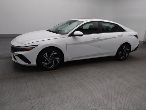 Used 2025 Hyundai Elantra SEL FWD image 2