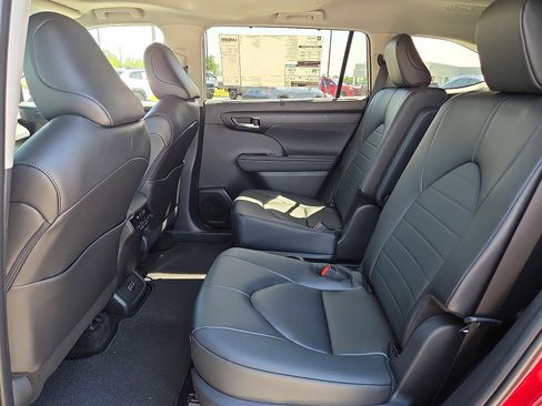New 2026 Toyota Highlander XLE AWD/4WD image 8