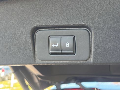 Used 2025 Nissan Rogue SV FWD image 23