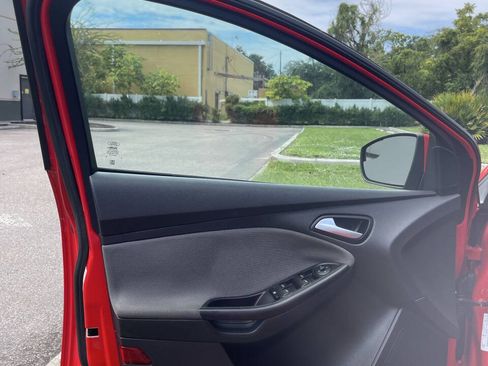 Used 2014 Ford Focus SE FWD image 19
