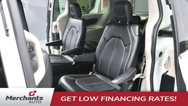 Used 2024 Chrysler Pacifica Touring-L FWD image 13