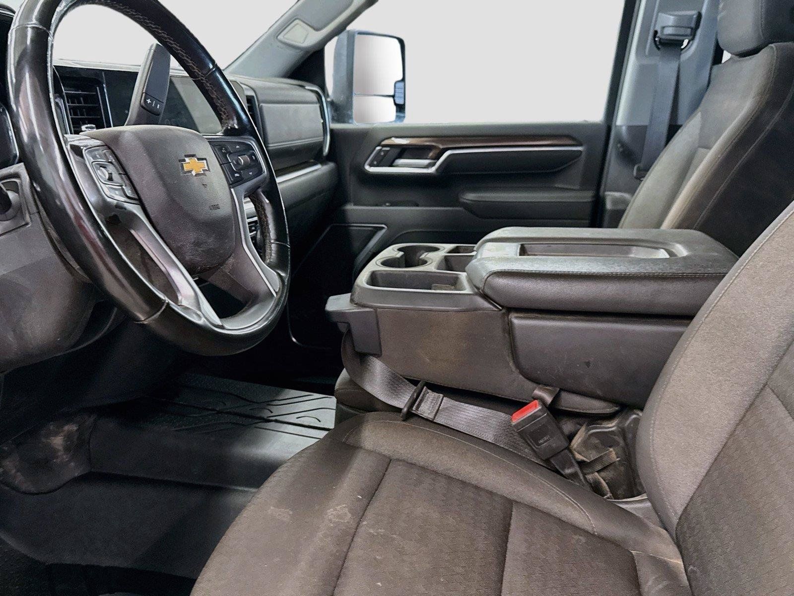 Used 2026 Chevrolet Silverado 2500 LT w/ Convenience Package AWD/4WD image 4