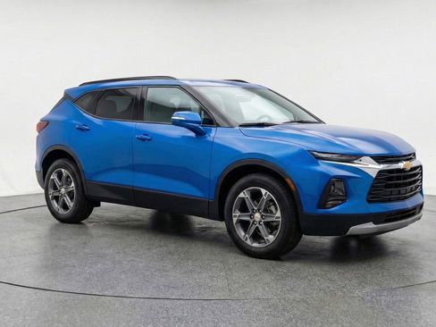Used 2025 Chevrolet Blazer LT FWD image 1