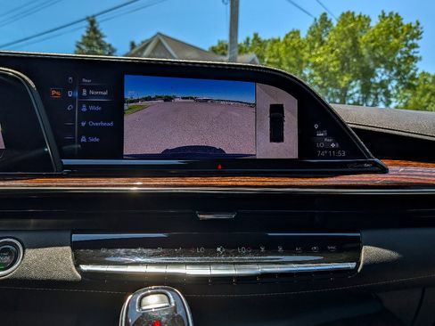 Used 2023 Cadillac Escalade Premium Luxury AWD/4WD image 25