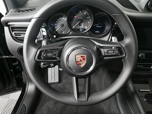 Certified 2025 Porsche Macan image 8