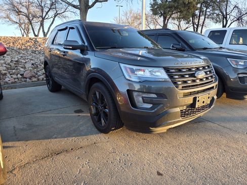 Used 2017 Ford Explorer XLT w/ Equipment Group 202A image 3