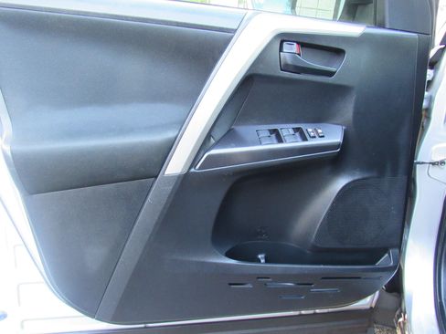 Used 2018 Toyota RAV4 LE image 18