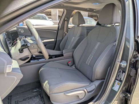 Used 2025 Hyundai Elantra SEL FWD image 23