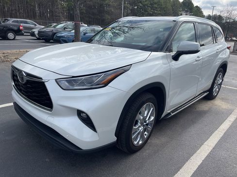 Used 2021 Toyota Highlander Limited image 2