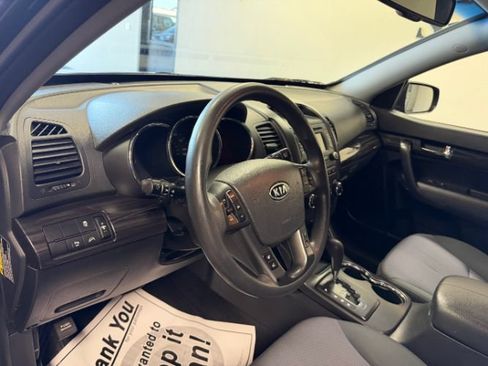 Used 2013 Kia Sorento LX w/ Convenience Pkg FWD image 10