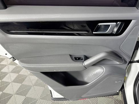 Used 2022 Porsche Cayenne image 24
